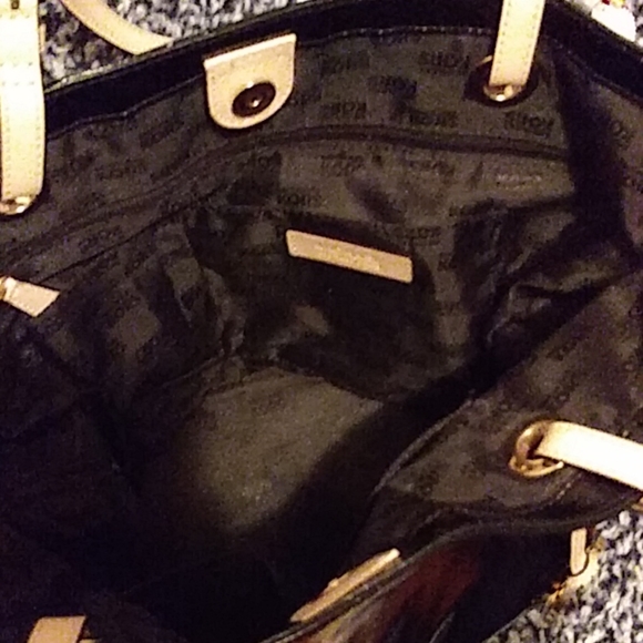 Micheal kors purse - Picture 5 of 7